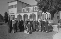 Hana Benešová při loučení s přáteli a personálem, Sezimovo Ústí, září 1948. Františka Jeřábková v krátkém rukávu za Hanou Benešovou