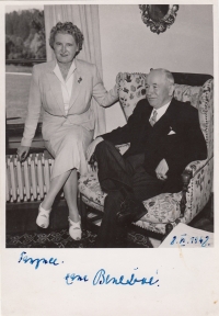Hana a Edvard Benešovi. Věnování napsáno pro Fanynku (paní Jeřábkovou) den po abdikaci prezidenta Beneše dne 8.6.1948