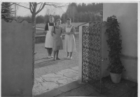 Františka Jeřábková (uprostřed), Sezimovo Ústí 1948. Vlevo Vilma Kulhánková (komorná Hany Benešové), vpravo Marie Kytková (kuchařka)