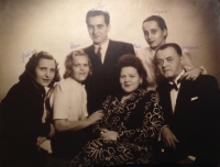Rodinná fotografie. Zleva: Galina (matka pamětnice), Dusa (sestra Galiny), Leo (syn Antonie a strýce J. Křížka), teta Antonie (sestra Galiny), Taťána Lukešová, strýc Jaroslav Křížek (legionář)