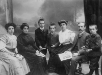 Rodina Taťány Lukešové. Zleva: Irma, babička, Oskar, Frank, Olga, dědeček