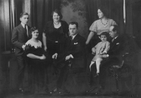 Rodina Taťány Lukešové. Zleva: Loňa, Dusinka, Tonička, Slávočka, maminka, tatínek, Taťána