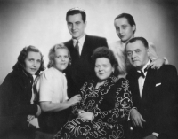 Rodina Taťány Lukešové. Zleva: maminka, teta Dusinka, Leo, teta Tonička, Slávočka, Taťána