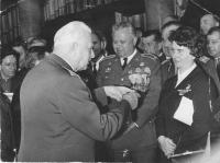 Ludvík Svoboda předává vyznamenání Viktorii a Janu Ivancovým