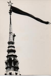 Smuteční vlajka na liberecké radnici