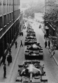 Řada tanků v Sokolské ulici