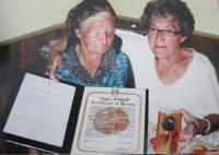 Zuzana Skácelová (Alexanderová) s dcerou manželů Ďulovcových, kteří ukrývali rodinu Alexandrovu na konci války za což získali ocenění Spravedlivý mezi národy 