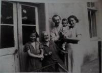 Zuzana s rodiči a mladší sestrou a babičkou.