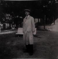 Její tatínek v táboře.