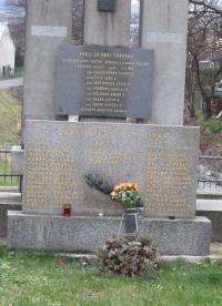 Pomník padlých, popravených a umučených za druhé světové války v Palkovicích, kde jsou i jména  otce a manžela  Františka Kuly a Stanislava Špačka
