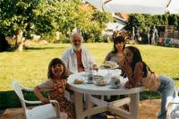 Otto Peschka s dcerou Martinou a vnučkami, asi rok 2005