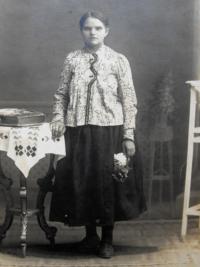 Matka Anny Pokorné - o 16 let mladší než otec, Karlovicko, cca 1920