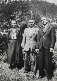 Annin dědeček a strýc Franta se svou ženou Mařou, Karlovicko, cca 1925