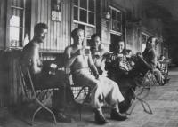 Chlapi ze vsi v hospodě, Velké Karlovice, za 2. světové války
