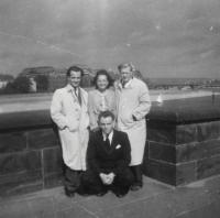 Anna s přáteli I., Drážďany, 1944
