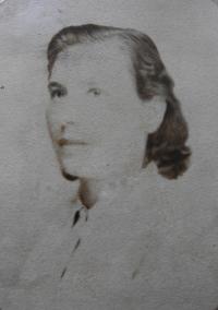Annina kamarádka Věra, která profitovala z intimních kontaktů s vedoucími lágru a pomáhala ostatním děvčatům, Glashütte, 1944