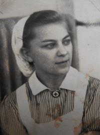 Mariana, zdravotní sestra říšské pracovní služby, odmítala nosit hákový kříž, Glashütte, 1944
