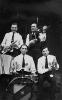 Kapela účinkující v kabaretu, Glashütte, 1943