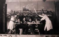 Výjev z kabaretu, rychloholírna; vousy byly vyrobeny ze sněhu z bílků, Glashütte, 1943