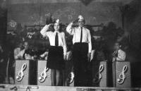 Scéna z kabaretu, Anna zpívá, Glashütte, 1943