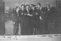 Kabaret, vedoucí tábora kontroluje program, Glashütte, 1943