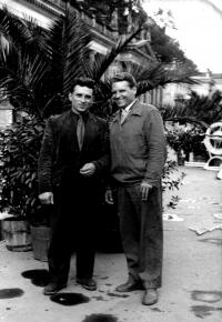 Juraj Janko (vlevo na snímku) v roce 1945 nebo 1946 v Karlových Varech společně se spolubojovníkem Janem Ševčíkem)