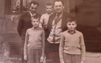 Uprostřed otčím Pavla Tunáka Matuš Tunák s vnuky