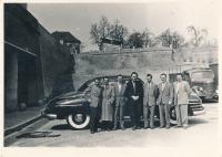 Augustin Karel u prezidentského vozu (3. zprava)