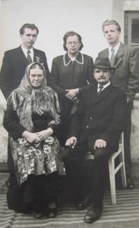 Rodina Kůrková v padesátých letech, nahoře - sourozenci Adolf, Marie a Alfons, dole rodiče František a Josefa