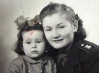 Jiřina Jiráková - dobový portrét s dcerou - 1948