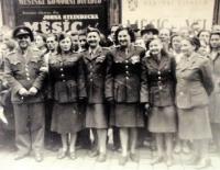 Zdravotníci a vojáci po příjezdu do Prahy, foto č. 3