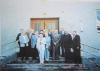 Děti "kulaků", kteří byli vyloučeni ze středních zemědělských škol a  v roce 1951 posláni na práci na státní statek Javorník - hospodářství Vlčice na setkání po roce 1990