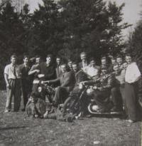 Děti "kulaků", kteří byli vyloučeni ze středních zemědělských škol a  v roce 1951 posláni na práci na státní statek Javorník - hospodářství Vlčice