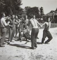 Děti "kulaků", kteří byli vyloučeni ze středních zemědělských škol a  v roce 1951 posláni na práci na státní statek Javorník - hospodářství Vlčice