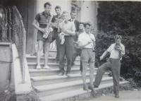 Děti "kulaků", kteří byli vyloučeni ze středních zemědělských škol a  v roce 1951 posláni na práci na státní statek Javorník - hospodářství Vlčice