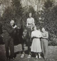 Vladimír Kubíček na státním statku Javorník hospodářství Vlčice, kam byli poslán děti "kulaků", kteří byli vyloučeni ze středních zemědělských škol v roce 1951.