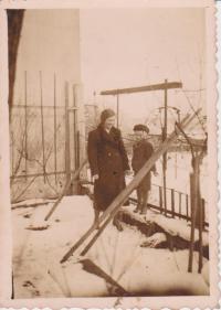 Václav Brůna s babičkou v Neštěmicích II