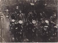 Václav Brůna (první zprava) na závodech - foto Ladislav Sitenský