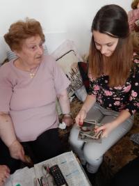 M. Swinkelsová s žáky v rámci projektu Příběhy našich sousedů r. 2016