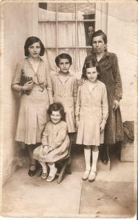 Magdalena Swinkelsová (seated) with her mother and sisters in 1932