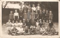 5.třída r.1931 v Užhorodu Magdalena sedí v druhé řadě pátá zleva