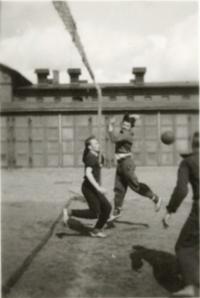 totálně nasazení studenti při sportu