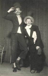 totálně nasazení studenti se baví vlastním kabaretem 