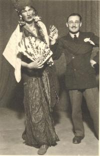 totálně nasazení studenti se baví vlastním kabaretem