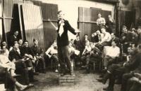 totálně nasazení se baví vlastním kabaretem