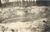 kráter po náletové bombě 1943