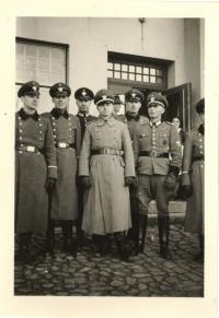 Němečtí důstojníci a šéfové totálně nasazených v Kielu
