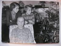 Hana, její sestra Magdalena s babičkou