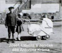 Josef Krám se sourozenci včetně později zemřelého bratříčka Jeníčka 
