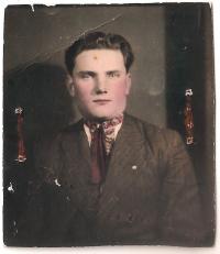 Ján Husák pred odchodom na vojnu v roku 1943